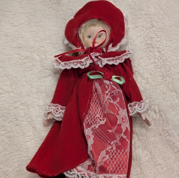 Vintage Porcelain Dolls Set 4 Red Velvet Lace Victorian Coquette Holiday Decor - Picture 4 of 5